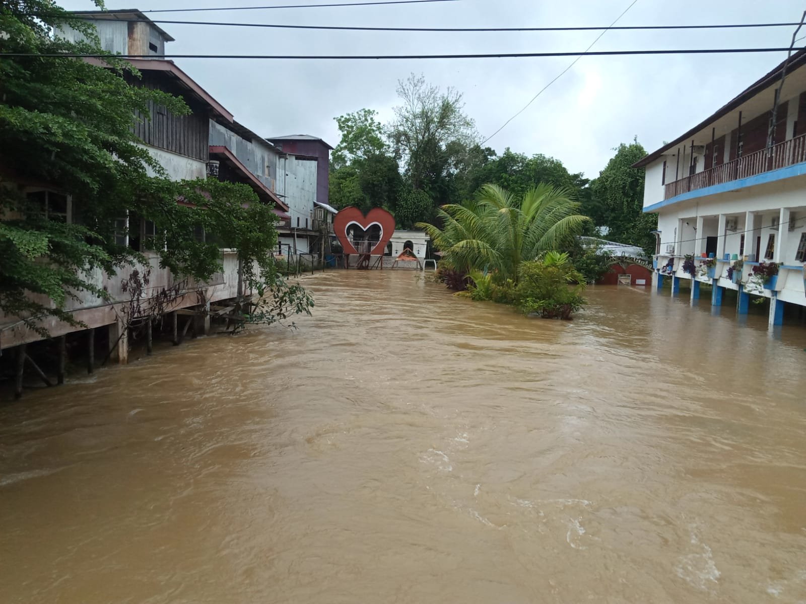 Banjir Melanda Kecamatan Tayan Hulu: Desa Sosok Terendam