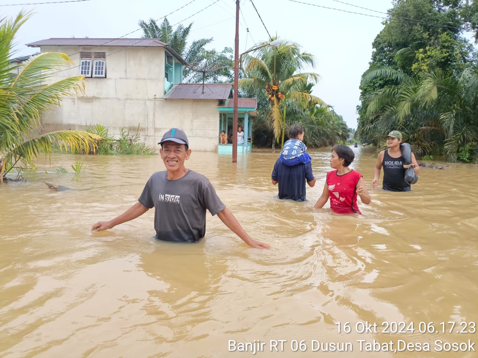Banjir Melanda Desa Sosok, Tayan Hulu, Kabupaten Sanggau: Ratusan Rumah Terendam