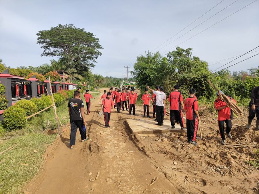 Gotong Royong Berlangsung Sukses: Kolaborasi PEMDES Hilir, Masyarakat, dan Pelajar SMK Negeri 1 Balai