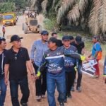 Kancilkus, SP anggota DPRD Kab. Sanggau Dapil 2 dampingi Wagub Kalbar Bapak Krisantus Kuniawan, S.IP., M.Si tinjau jalan Bodok-Meliau.