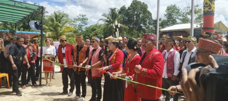 Peresmian Rumah Betang “Roming Pangokng Macan Minae” Semarakkan Bogawae Adat Norek Inek Mino Podi Ke-1 di Kecamatan Mukok