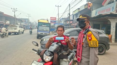 Polsek Parindu Bagikan Masker di Tengah Kabut Asap, Wujud Kepedulian untuk Masyarakat