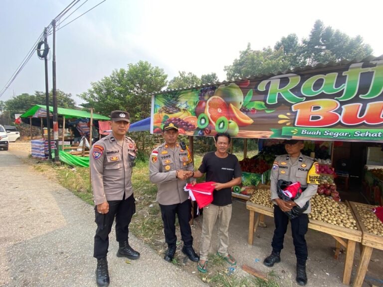 Kapolsek Parindu AKP Sutono Ajak Warga Kibarkan Merah Putih, Semarakkan HUT ke-81 Kemerdekaan RI