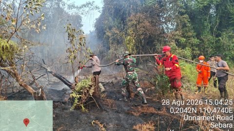 Polsek Parindu Pimpin Pemadaman Kebakaran Lahan di Dusun Bali, Tim Gabungan Bergerak Cepat