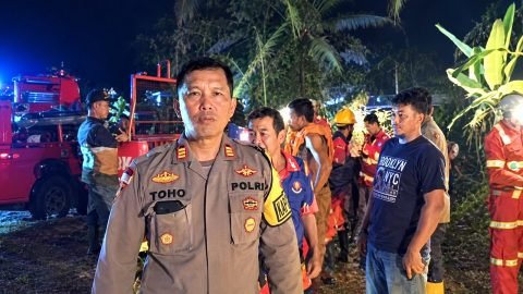 Kapolsek Parindu Bersama Damkar dan Warga Padamkan Kebakaran di Tani Jaya